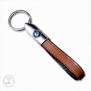 Porta-chaves BMW em pele castanha com acabamento metálico
